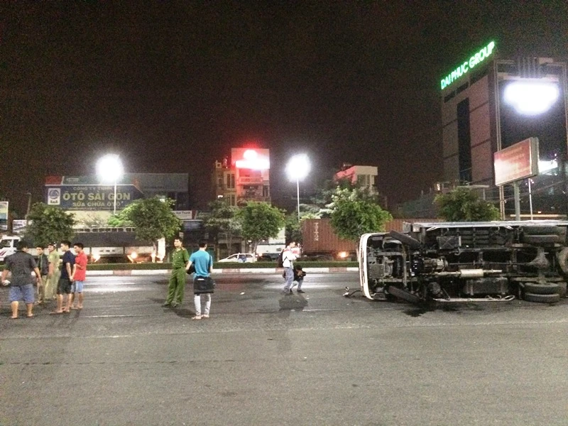 Xe tải mất lái lao vào nhà dân ảnh 3